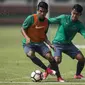 Pemain Timnas Indonesia U-22, Putu Gede, berusaha melewati Febri Hariyadi saat latihan di Lapangan SPH Karawaci, Banten, Kamis (10/8/2017). Latihan dilakukan sebagai persiapan jelang SEA Games 2017 Malaysia. (Bola.com/Vitalis Yogi Trisna)