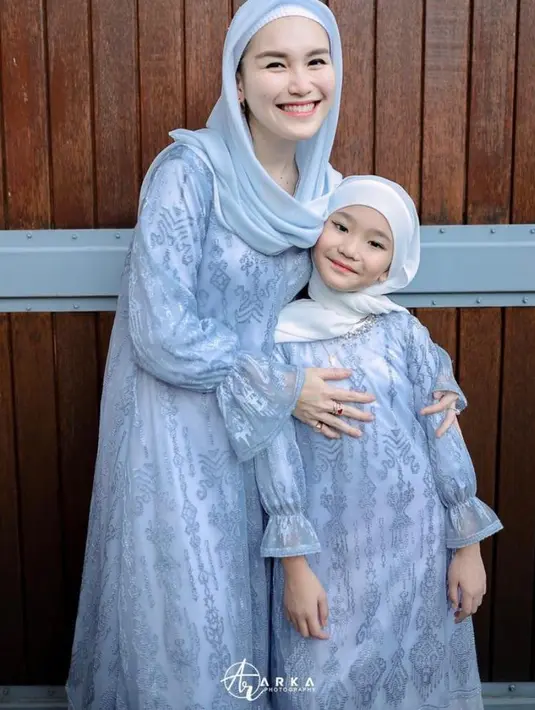 Di momen hari Idul Fitri, keduanya kompak pakai dress brokat warna biru. @ayutingting92.