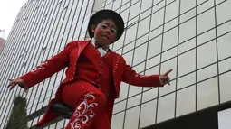 Seorang badut beratraksi dengan unicyclenya saat menghadiri Konvensi Badut Internasional di depan Monumen Revolusi, Meksiko, Rabu (21/10). Meksiko menjadi tuan rumah Konvensi Badut Internasional ke-17. (REUTERS/Henry Romero)