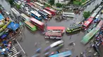 Suasana arus lali lintas di sebuah persimpangan di Dhaka, Bangladesh, (23/7). Kecepatan lalu lintas rata-rata di Dhaka menurun dari 21 km per jam menjadi 7 km per jam dalam 10 tahun terakhir. (AFP Photo/ Munir Uz Zaman)
