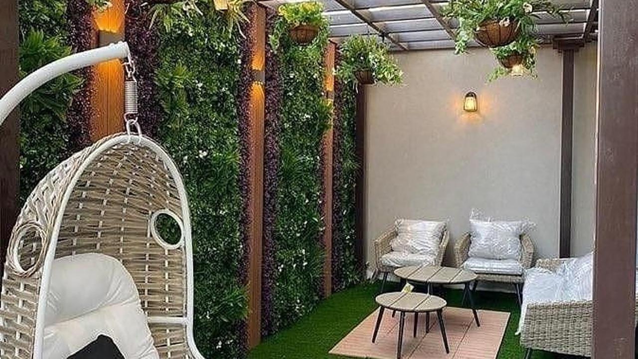 Ilustrasi Teras Rumah dengan Rumput Sintetis