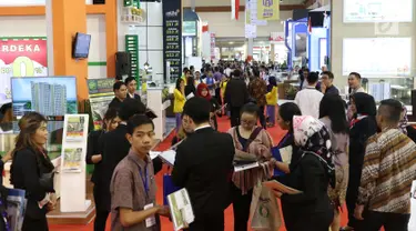 Pengunjung memadati pameran Indonesia Property Expo (IPEX) 2017 di JCC, Senayan, Jakarta, Jumat (11/8). Pameran properti tahunan ini menghadirkan hampir 900 proyek perumahan. (Liputan6.com/Angga Yuniar)