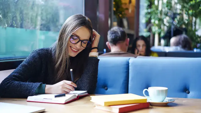 Pandai Merangkai Kata dan Tulisan, Ini Zodiak dengan Bakat Besar Dalam Menulis