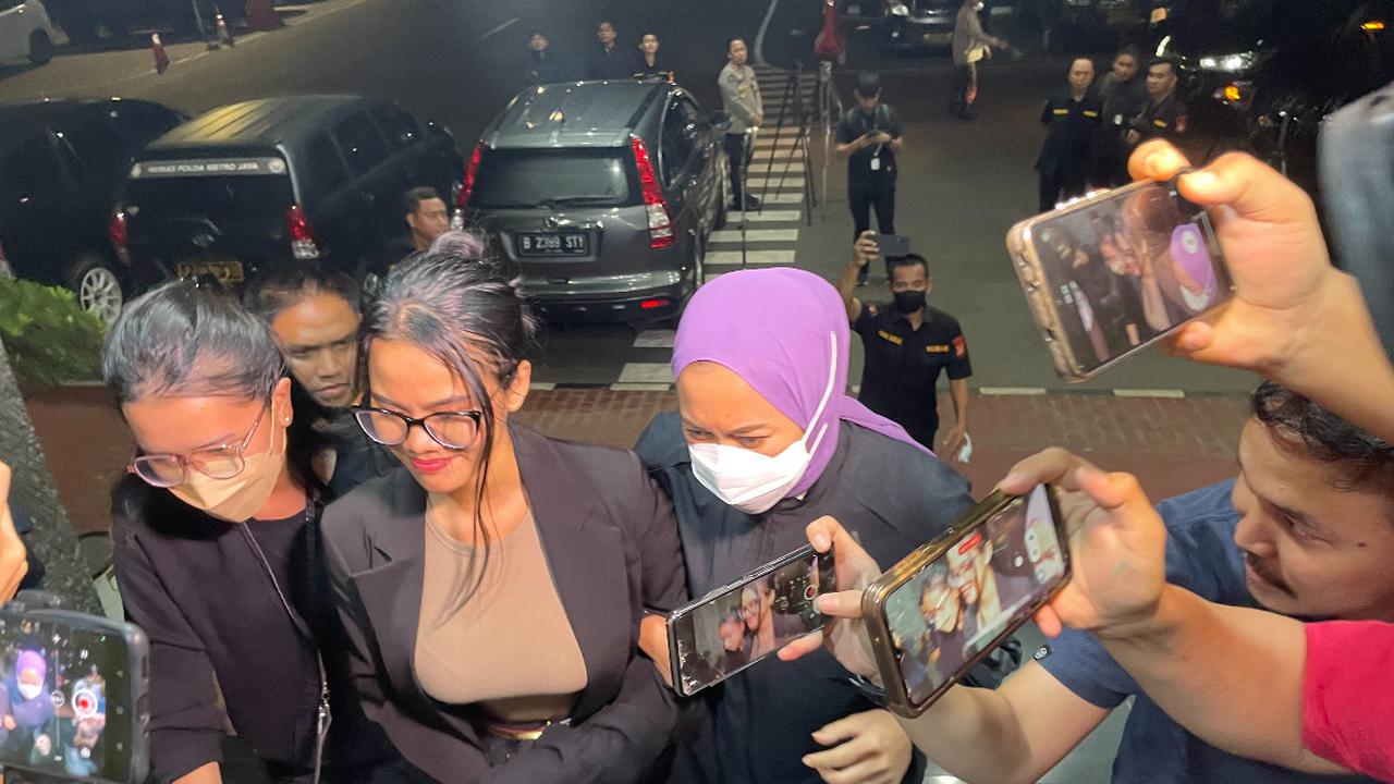 Polisi menelaah permohonan penangguhan penahanan diajukan Fransiska Candra Novita Sari alias Siskaeee, tersangka pemeran film porno produksi kelasbintang.com.<br>