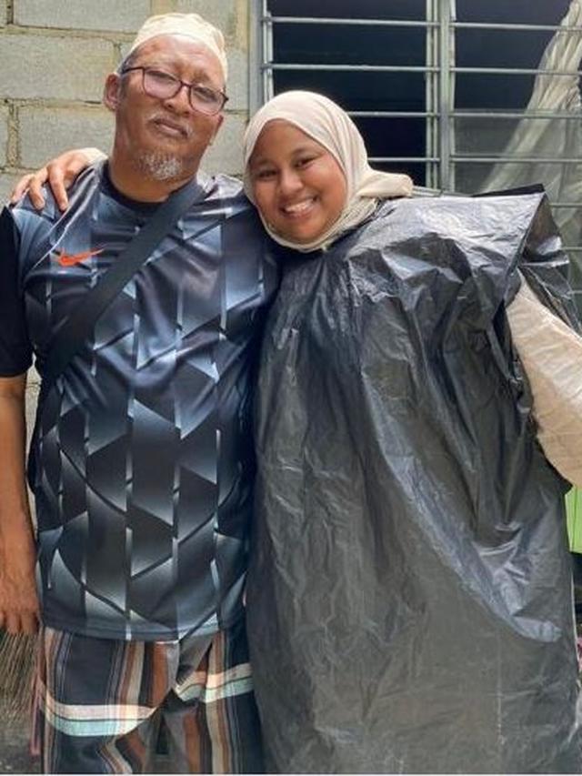 Kisah Gadis Menangis Pakai Jas Hujan dari Kantong Sampah Buatan Ayah