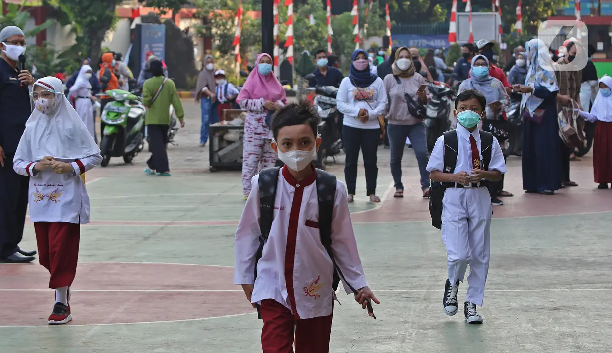 Sejumlah murid saat tiba di SDN 05 Kalisari, Jakarta, Senin (30/8/2021). Pemprov DKI Jakarta menggelar pembelajaran tatap muka di tengah pandemi covid-19 mulai 30 Agustus 2021 secara terbatas dengan kapasitas 50 persen pada setiap satuan pendidikan. (Liputan6.com/Herman Zakharia)