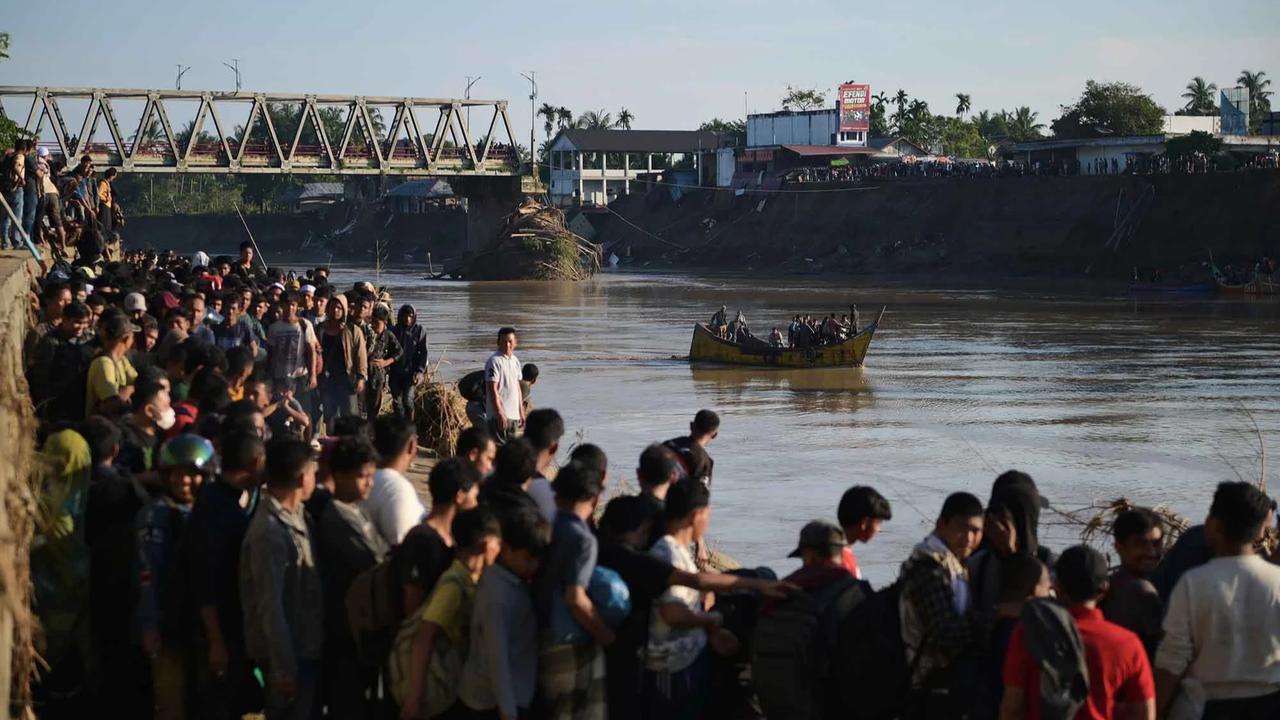 FOTO: Akses Terputus, Warga Bireuen Terisolasi Usai Banjir Besar Hancurkan Sembilan Jembatan