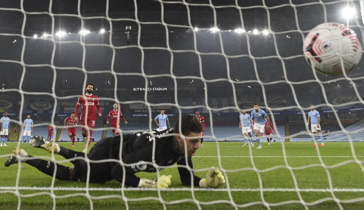 Penyerang Liverpool, Mohamed Salah mencetak gol dari titik penalti ke gawang Manchester City pada pertandingan Liga Inggris pekan ke-8 di Etihad Stadium, Minggu (8/11/2020). City gagal mengalahkan Liverpool dan harus puas berbagi angka setelah bermain imbang 1-1. (Shaun Botterill/Pool via AP)
