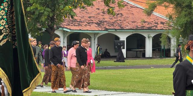 Berbusana Adat Jawa, Gibran Hadiri Prosesi Peringatan Kenaikan Takhta Mangkunegara X