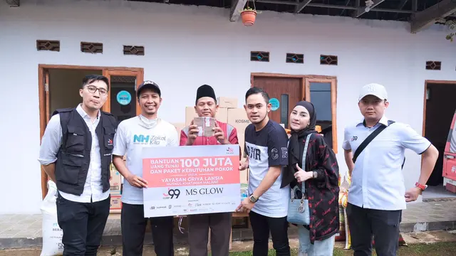 Gilang Widya Pramana dan Shandy Purnamasari memberikan kejutan kepada Ibu Trimah. Wanita yang ditelantarkan anak-anaknya dan dirawat di Panti Jompo.