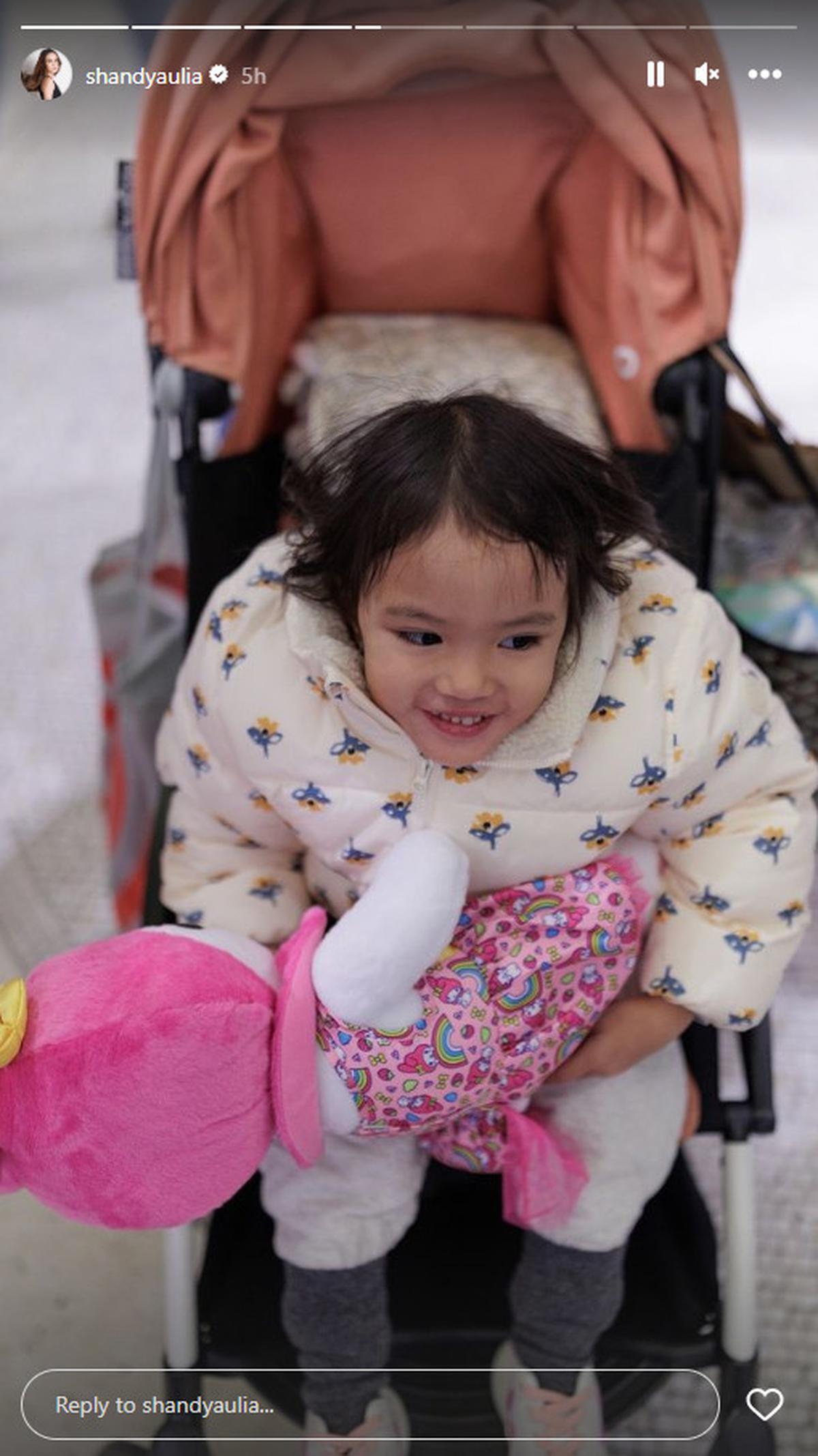 Claire Terlihat Bahagia Sekali