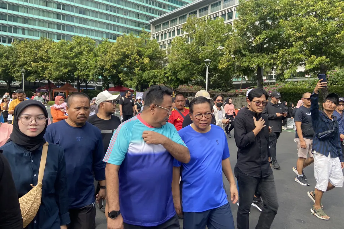 Pasangan bakal calon gubernur dan bakal calon wakil gubernur Jakarta, Pramono Anung-Rano Karno menyambangi kawasan Car Free Day (CFD) Jakarta, Minggu (1/9/2024). (Liputan6.com/Muhammad Raidtyo Priyasmoro)