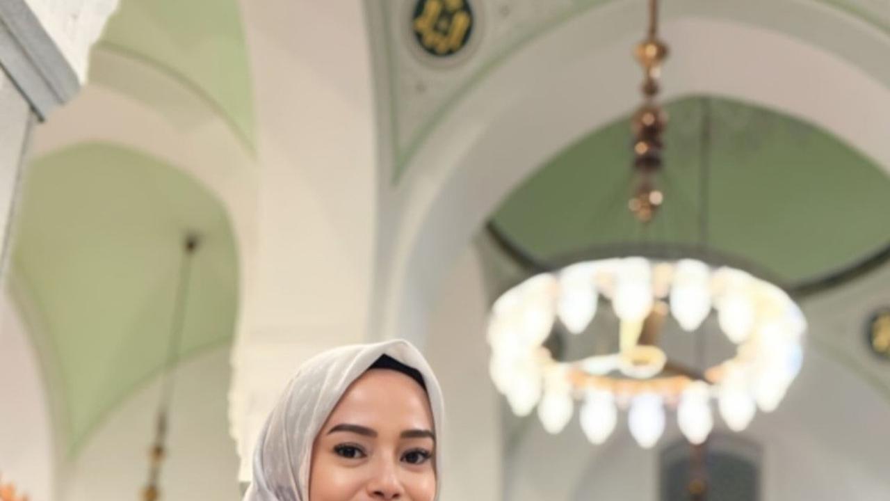 10 Potret Citra Monica Istri Ifan Seventeen Tampil Berhijab saat Umrah di Tanah Suci, Bikin Pangling