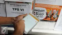 Pengecekan Daftar pemilih Tetap (DPT) di kelurahan setia budi dan Cikini, Jakarta, Jumat (23/12). Serta 18 pemilihan Wali Kota dan Wakil Wali kota dan 76 pemilihan Bupati dan Wakil Bupati pada Februari 2017 nanti. (Liputan6.com/Helmi Affandi)