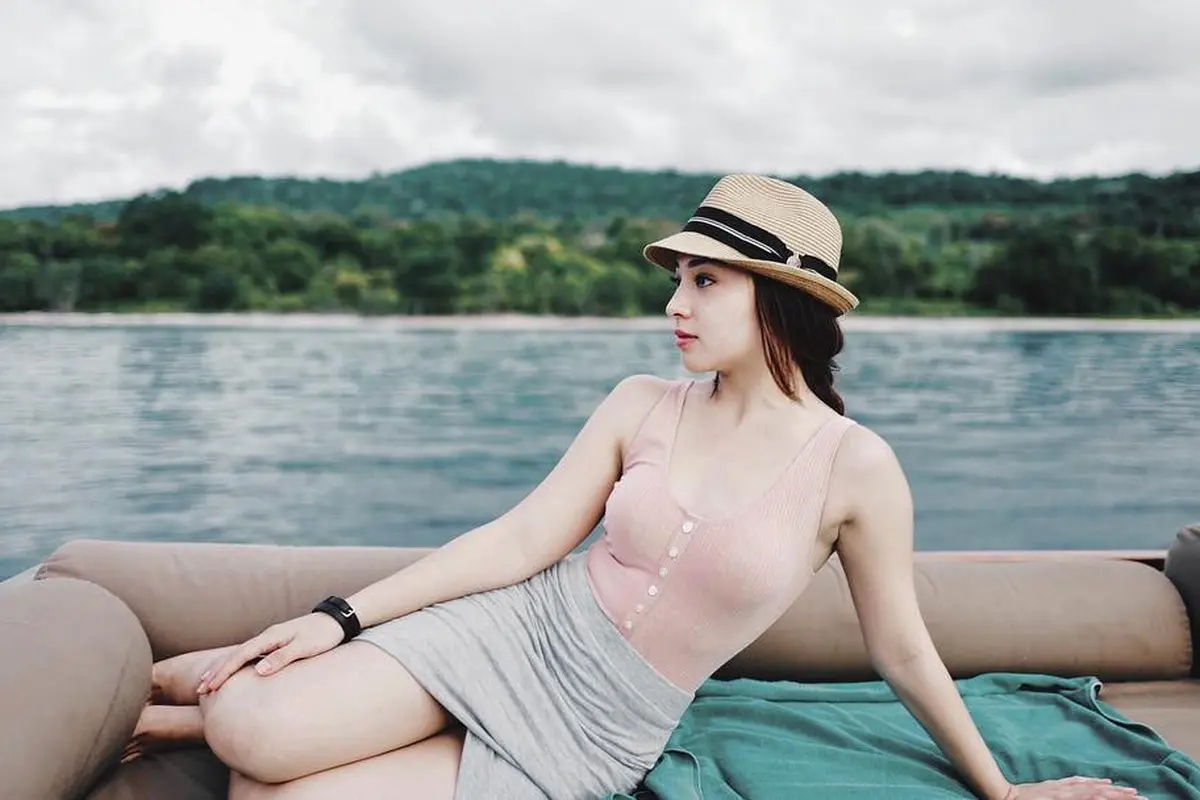 [Bintang] Mulai Dari Kaos Band Sampai Off-Shoulder Dress, 5 Gaya Liburan Santai Nikita Willy Ini Sukses Bikin Iri