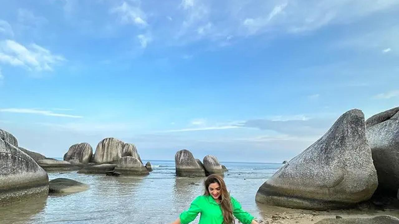 Pakai baju hijau<br>