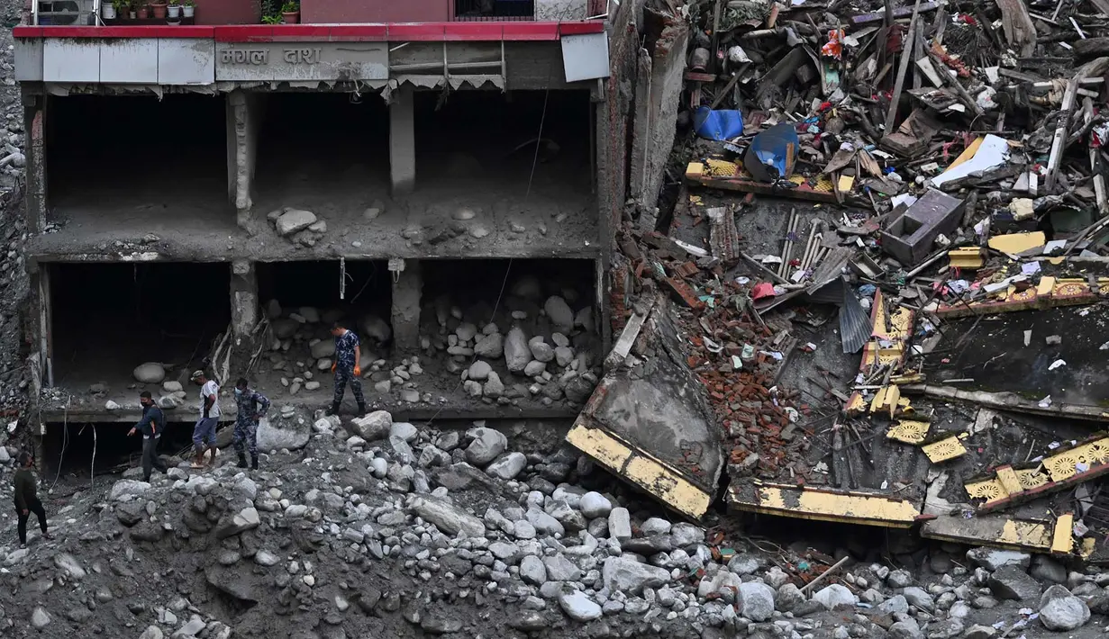 Personel militer Nepal berpartisipasi dalam operasi pencarian pascabanjir bandang di distrik Nuwakot, Nepal, Selasa, 1 September 2026. (AFP/Arun Sankar)