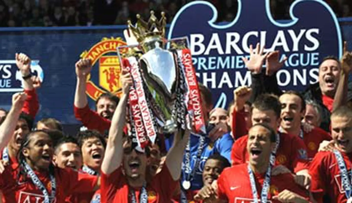 Manchester United team celebrate with the English Premier League trophy after drawing 0-0 with Arsenal at Old Trafford, on May 16, 2009.The club's third title in a row equals Liverpool's record of 18 League championships. AFP PHOTO/ADRIAN DENNIS