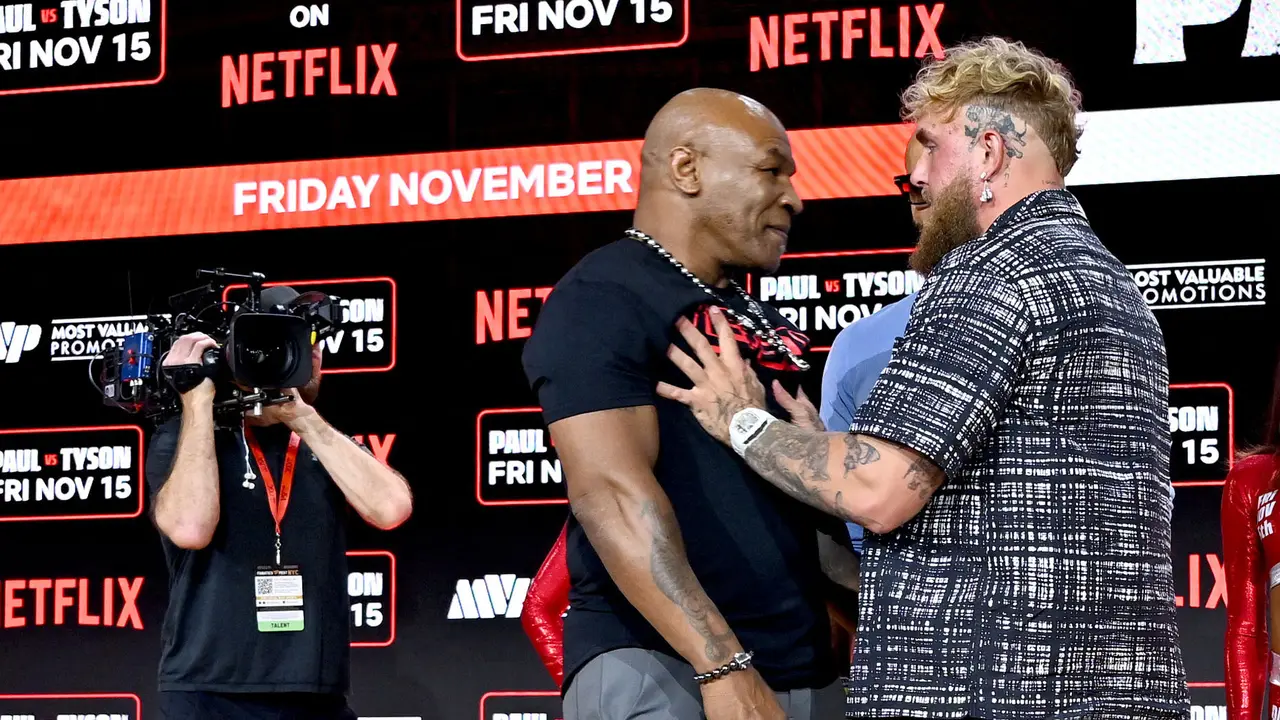 Foto: Panas, Aksi Saling Dorong Mike Tyson dan Jake Paul Saat Momen Faceoff