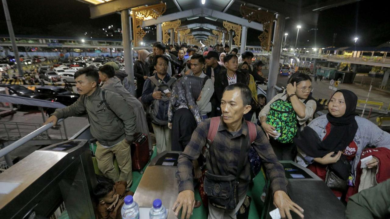 Wajah lelah pemudik antre panjang di Pelabuhan Merak Banten
