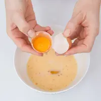 Memanfaatkan masker telur untuk merawat rambut keriting. (Sumber: Freepik/katemangostar).