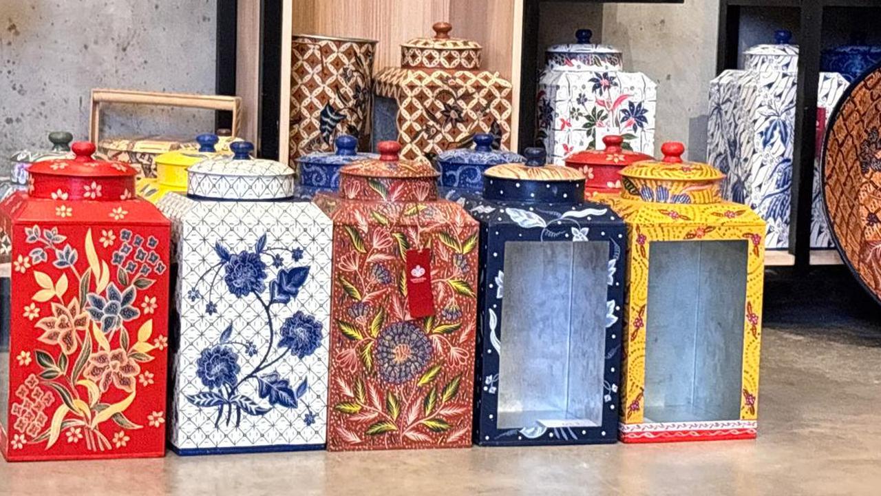 Kisah di Balik Keindahan Kaleng Kerupuk Motif Batik Lawasan dari Wastraloka, Ada Peran Rumah BUMN