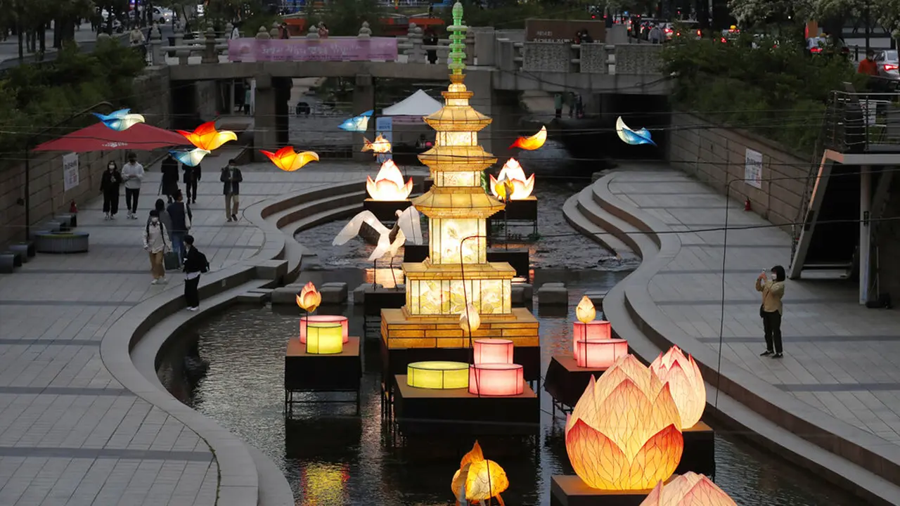 FOTO: Seoul Berhias Lentera Jelang Perayaan Ulang Tahun Buddha