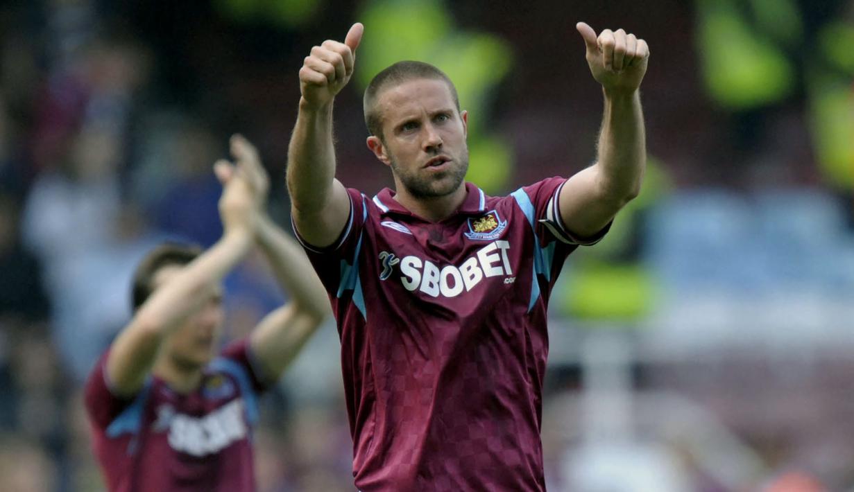 Selebrasi kapten West Ham United, Matthew Upson setelah berakhirnya laga menghadapi Wigan Athletics pada laga Liga Inggris 2009/2010 di Boleyn Ground, Upton Park, London (24/4/2010). Matthew Upson yang telah pensiun sebagai pemain pada Juli 2016 bersama MK Dons tercatat pernah membela West Ham United selama 4,5 musim sejak paruh musim 2006/2007 hingga akhir musim 2010/2011. Ia diboyong The Hammers dari Birmingham City dengan nilai transfer 12,6 juta euro atau kini setara Rp211 miliar. (AFP/Olly Greenwood)