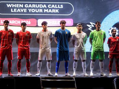 Sejumlah pemain Timnas sepak bola dan Timnas futsal Indonesia berpose dengan mengenakan jersey terbaru pabrikan aparel Kelme dalam acara Leave Your Mark Fest 2026 di Plaza Utara Stadion Utama Gelora Bung Karno, SUGBK, Senayan, Jakarta, Kamis (12/03/2026) malam WIB. (Bola.com/Bagaskara Lazuardi)