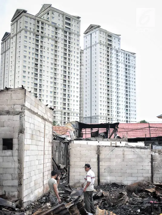 Warga mencari sisa harta benda usai kebakaran menghanguskan Kelurahan Kebon Kosong, Kemayoran, Jakarta, Rabu (26/12). Tidak ada korban tewas dalam kebakaran tersebut. (Liputan6.com/Faizal Fanani)