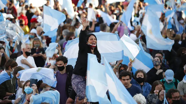 FOTO: Protes Kebijakan COVID-19, Warga Argentina Turun ke Jalan