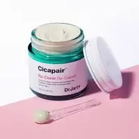 Krim dengan bahan kandungan centella asiatica yang dapat menetralisir redness pada kulit.