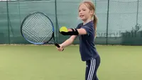 Joanie Melady, 9 tahun, baru saja memenangkan pertandingan ganda di turnamen tenis pertamanya. Photo by itv.com