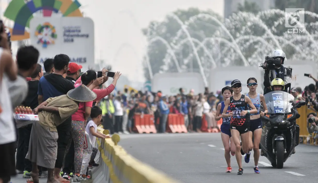 Pelari putri melintasi Jalan MH Thamrin saat mengikuti lari maraton putri nomor 42 kilometer Asian Games 2018, Jakarta, (26/8). Maraton ini dimulai dari Stadion GBK-Simpang Mangga Besar-Bundaran Senayan dan kembali ke GBK. (Merdeka.com/Iqbal S. Nugroho)