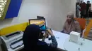Kanwil DJP Jaksel II juga mengadakan kerja sama dengan Sekolah Luar Biasa 02 Jakarta dan pihak-pihak lainnya untuk melatih beberapa pegawai di setiap kantor pelayanan pajak untuk bisa mengerti bahasa isyarat. (merdeka.com/Arie Basuki)