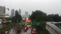 pasca hujan membuat jalan menjadi padat merayap. Seperti jalan dari Menteng, Jakarta Pusat menuju Mampang, Jakarta Selatan. (Liputan6.com/Alung)