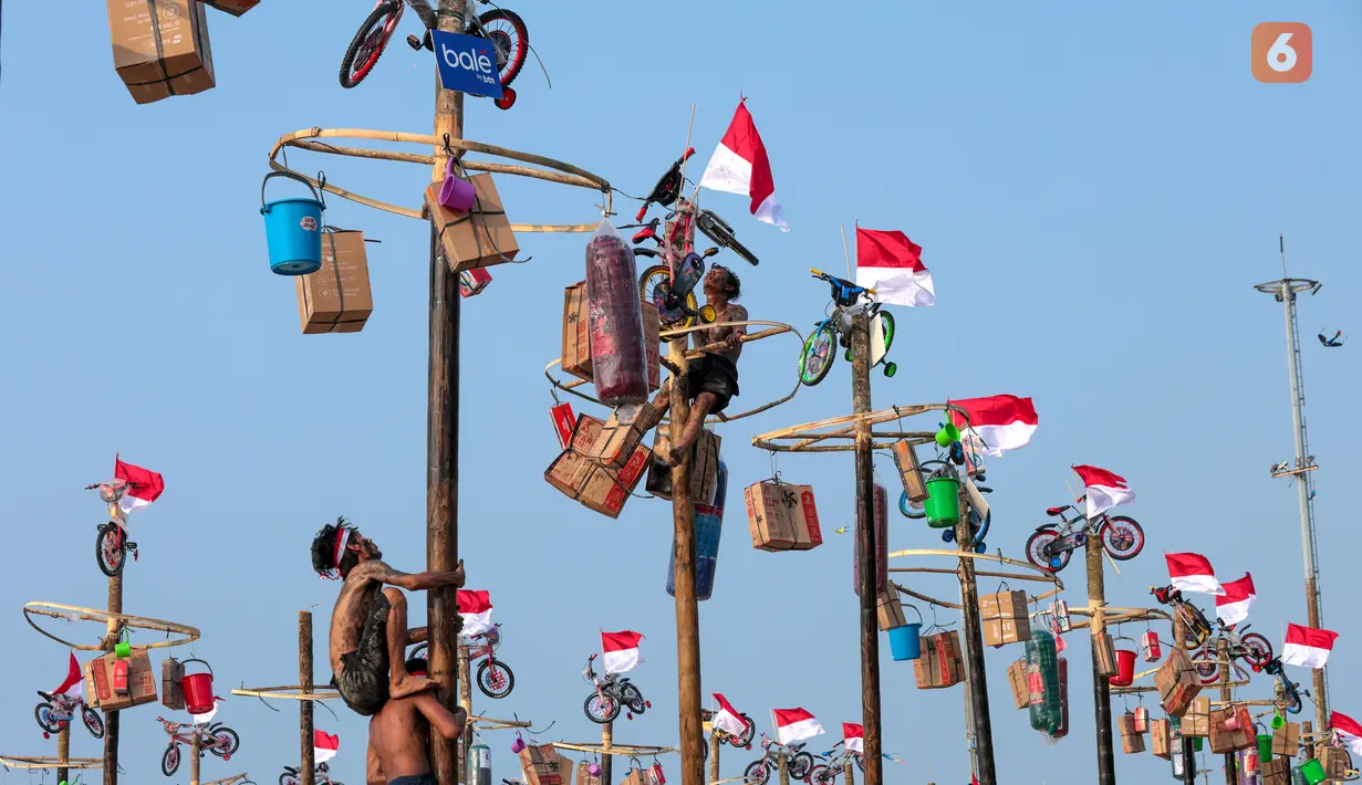 Warga mengikuti lomba panjat pinang dalam perayaan HUT ke-81 Kemerdekaan Republik Indonesia bertajuk Merdekaria: The People’s Celebration di Ancol Taman Impian, Jakarta, Minggu (17/8/2026). Lomba panjat pinang menjadi salah satu kegiatan yang menarik antusiasme masyarakat dalam memeriahkan perayaan kemerdekaan. (KLY/Budy Santoso)