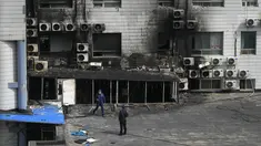 Penyelidik memeriksa area yang terbakar setelah kebakaran di sebuah rumah sakit di Beijing, China pada Rabu, 19 April 2023. (AP Photo/Andy Wong)