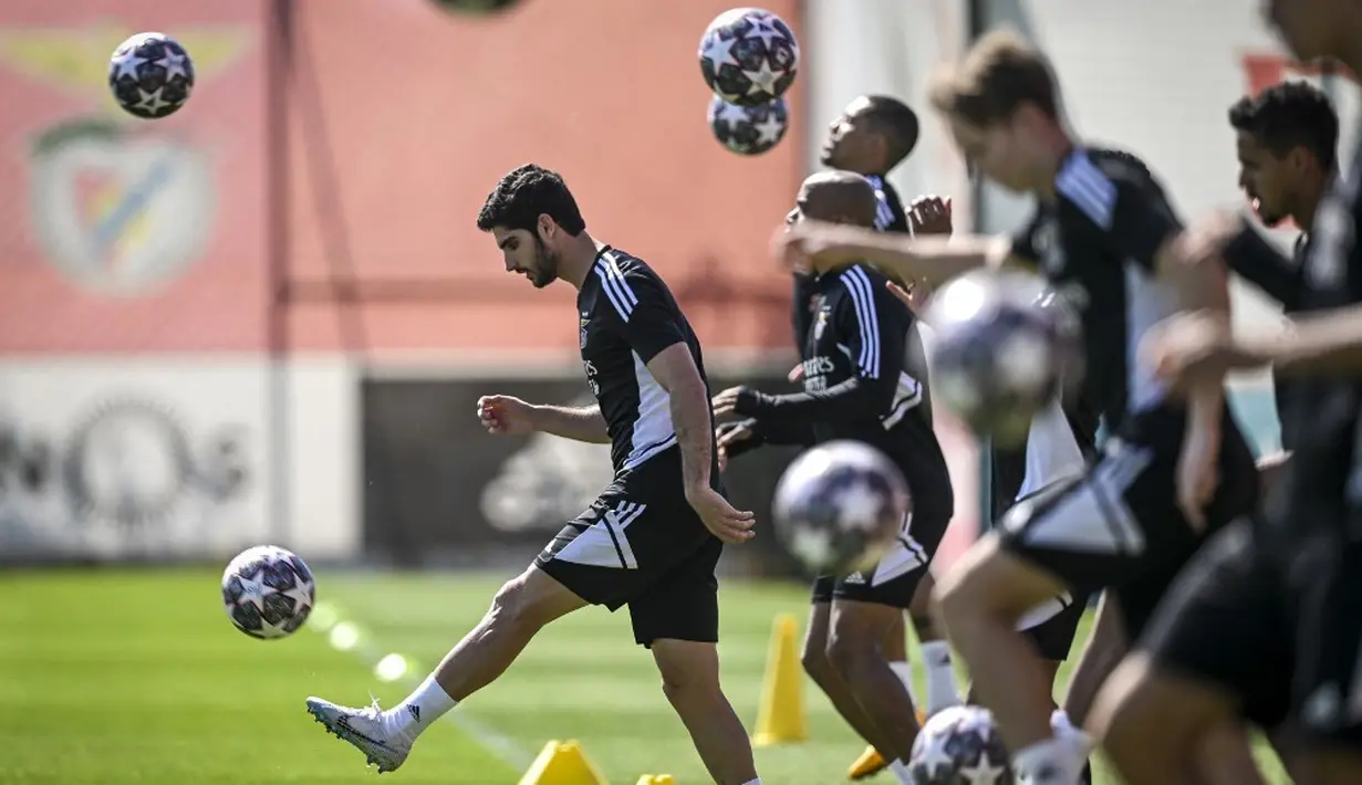 <p>Meski demikian, Benfica musim ini memiliki catatan apik saat bertemu tim Italia. Di fase grup, mereka sukses mempermalukan rival Inter yakni Juventus dalam dua pertemuan. (PATRICIA DE MELO MOREIRA/AFP)</p>
