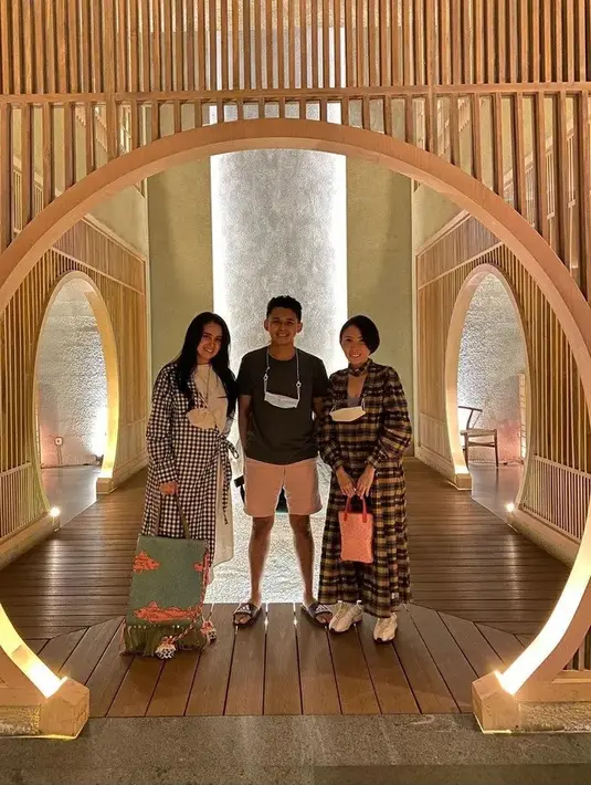 <p>Seperti diketahui, Ayushita adalah anak kedua dari tiga bersaudara. Walaupun usia mereka terpaut jauh, akan tetapi ketiganya sangat dekat. [Foto: Instagram/wiranatanegara]</p>