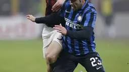 Penyerang Inter Milan, Eder (kanan) berusaha mengontrol bola dari kawalan bek AC Milan, Alex pada lanjutan Serie A Liga Italia di Stadion San Siro, Milan (31/01/2016). AC Milan menang telak atas Inter Milan dengan skor 3-0. (REUTERS/Alessandro Garofalo)