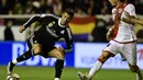 Ronaldo berhadapan dengan bek Rayo Vallecano, Ze Castro (AFP)