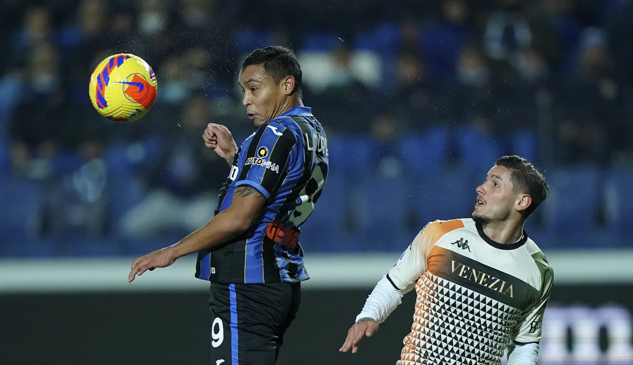 Penyerang Atalanta, Luis Muriel menyundul bola saat bertanding melawan Venezia pada pertandingan lanjutan Liga Serie A Italia di Stadion Gewis di Bergamo, Italia, Selasa (30/11/2021). Atalanta menang atas Venezia 4-0. (Spada/LaPresse via AP)