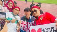 Pelatih Timnas Indonesia U-23, Shin Tae-yong mendapat ucapan selamat ulang tahun dari para suporter yang menyaksikan pertandingan kontra Filipina di Stadion Viet Tri, Jumat (13/5/2022) sore WIB. (Istimewa)