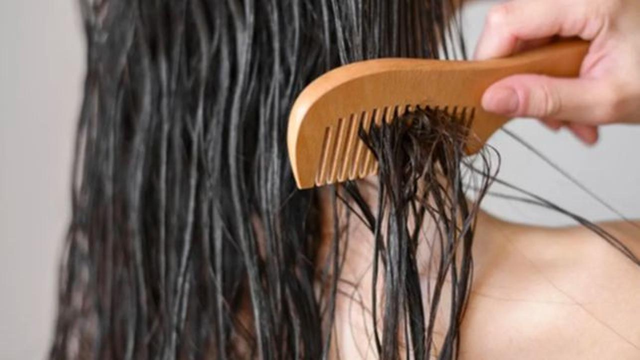 6. Jangan Sisir Rambut Saat Basah