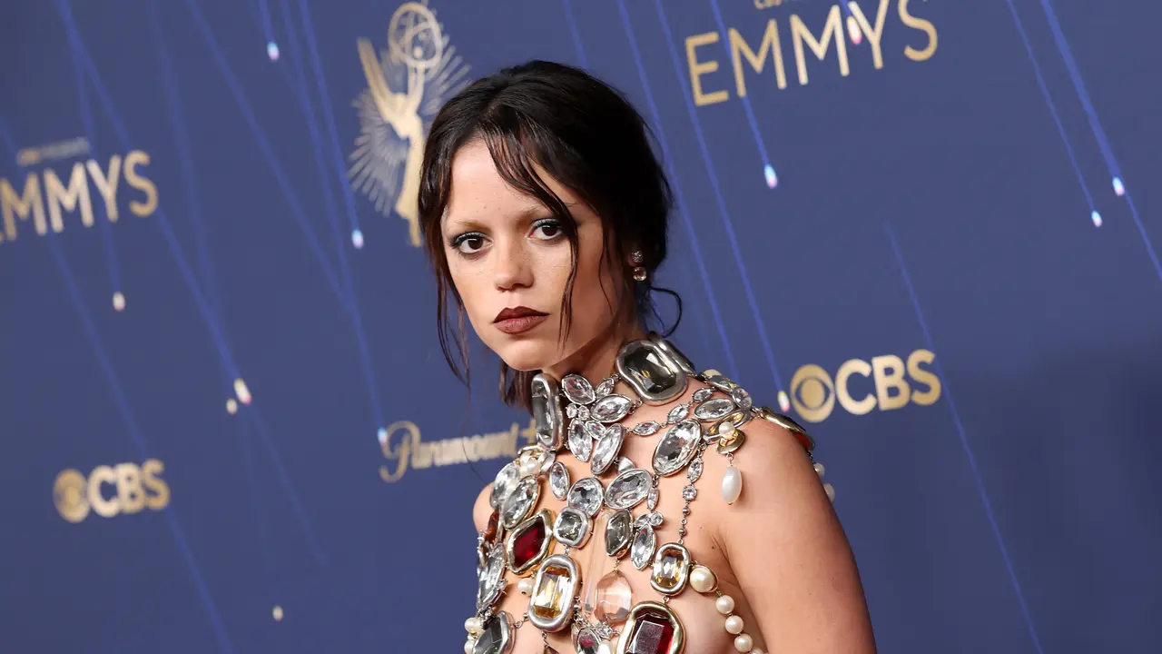 Jenna Ortega Nekat Membalut Dada dengan Permata Warna-warni di Karpet Merah Emmy Awards 2025