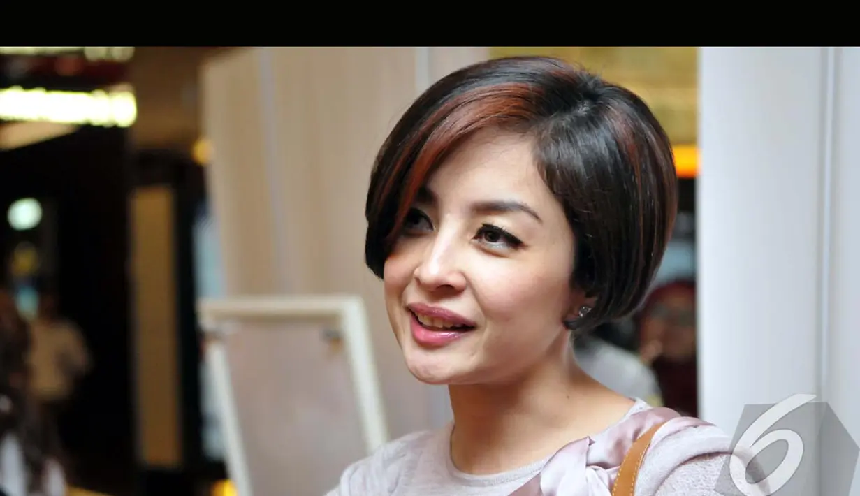 Putri Patricia memangkas rambut panjangnya hingga menjadi pendek. Kontan dengan penampilannya ini Putri terlihat tomboi, Jakpus, Kamis (7/8/2014) (Liputan6.com/Panji Diksana)
