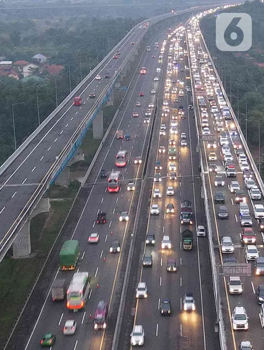 Contraflow diterapkan dari KM 36+800 sampai KM 70 di jalan tol Jakarta-Cikampek. (Liputan6.com/Herman Zakharia)