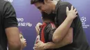<p>Legenda timnas Brasil dan AC Milan, Kaka, memeluk seorang penggemar cilik yang memakai jersey I Rossoneri di Jakarta pada Sabtu (3/6/2023) malam hari WIB. (Bola.com/Okie Prabhowo)</p>