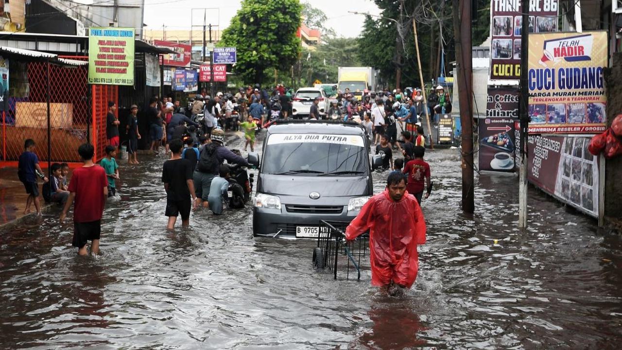Banjir parah melanda jalur penghubung Jakarta-Tangerang di kawasan Joglo, Jakarta, Jumat (22/3/2024). Banjir tersebut terjadi setelah hujan mengguyur Jakarta selama semalaman. Kondisi itu diperparah dengan buruknya sistem drainase di kawasan tersebut.&nbs